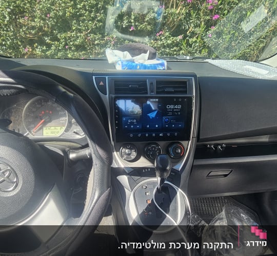 פנים רכב עם הגה, לוח מחוונים ומסך מגע